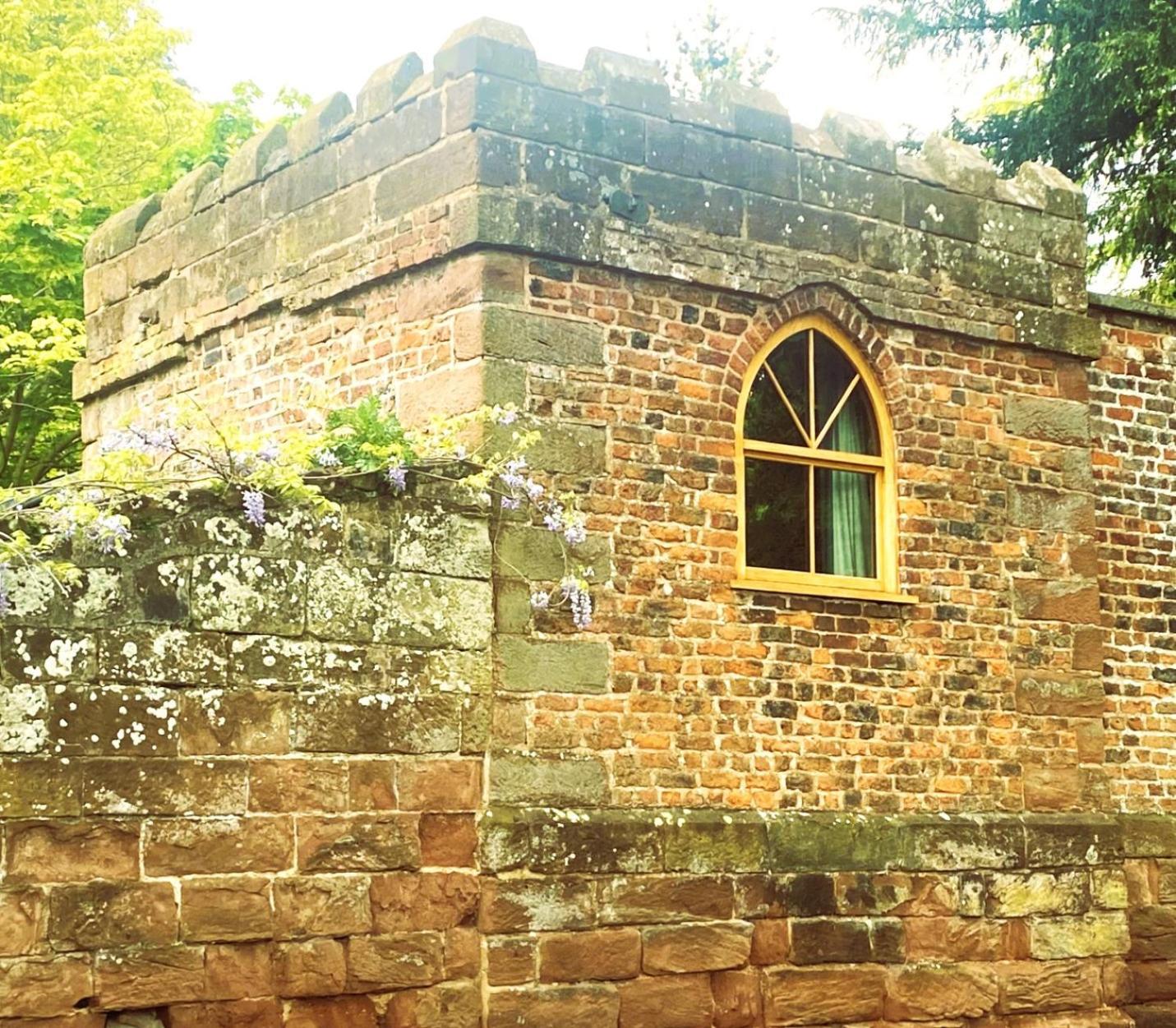 Stay In A Castle! Unique & Luxurious Historical Apartment, Self Contained, Free Parking & Wi-Fi Chester Exterior foto